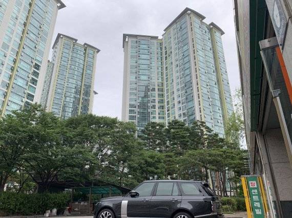 강남구 대치동에 있는 '동부센트레빌' 단지 전경. 이 단지는 최근 토지허가거래구역으로 지정되기 전 35억원에 손바뀜했다. 직전 신고가보다 2억5000만원이 올랐다. 사진=강현수 기자