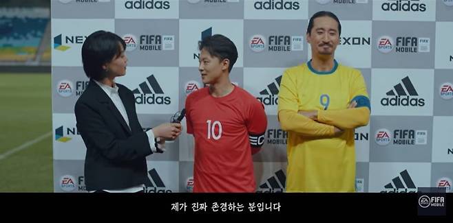 축구선수 이승우(가운데)가 즐라탄으로 분장한 신현준을 칭찬하고 있다. [사진 피파 모바일 유튜브 캡처]
