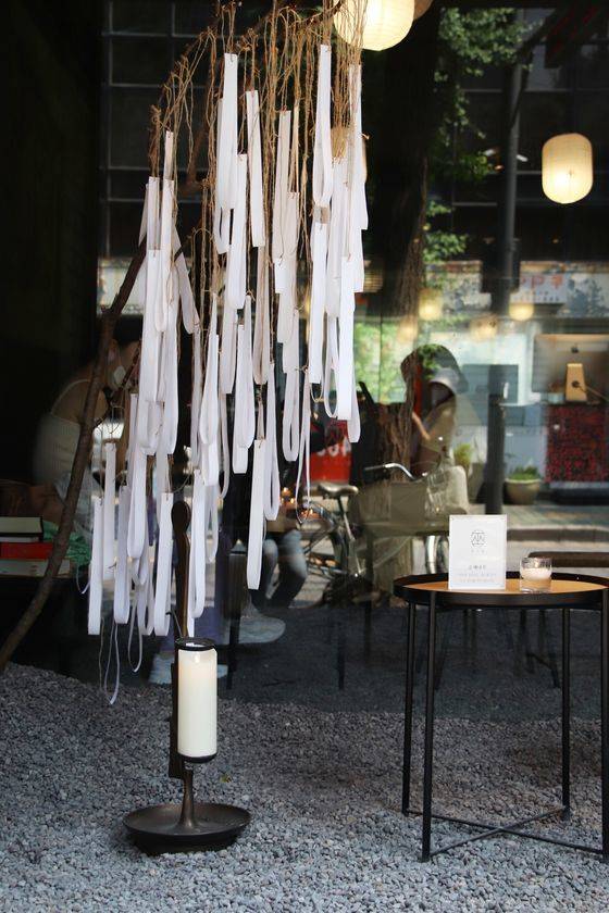 성수당 앞에 설치된 소원나무. 마을 어귀에 서 있는 서낭당을 연상시키는 장치로 종이를 하나씩 떼어가 하루의 운세를 볼 수 있도록 했다. 사진 필라멘트앤코