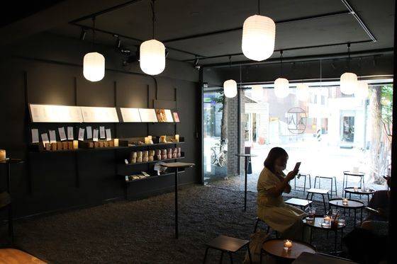 성수당 내부. 여느 카페와 다름 없이 현대적으로 꾸며놨다. 편하게 들러 도장 부적도 찍고 무속 문화와 관련된 영상물이나 책자도 볼 수 있다. 사진 필라멘트앤코