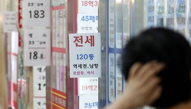 중개업소에서 내붙인 매매,전세 안내문. 사진=연합뉴스