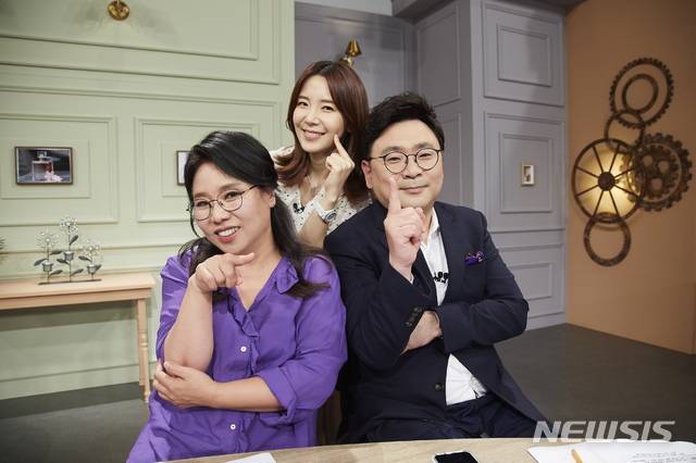 [서울=뉴시스] TBS TV 시샤 교양 프로그램 '뉴스공장 외전 - 더 룸'에 출연하는 MC 노영희 변호사(왼쪽부터),  박지희 TBS 아나운서, 박지훈 변호사. (사진=TBS 제공) 2020.06.24. photo@newsis.com