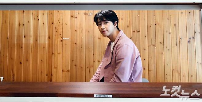 영화 '결백' 출연배우 홍경이 18일 오후 서울 마포구 한 카페에서 CBS노컷뉴스와 인터뷰 전 포즈를 취하고 있다. (사진=황진환 기자)