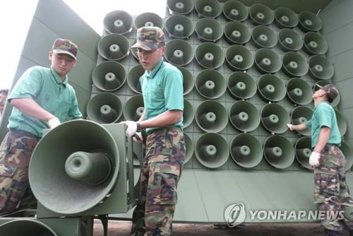 2004년 남측 확성기 철거 모습 [연합뉴스 자료사진]