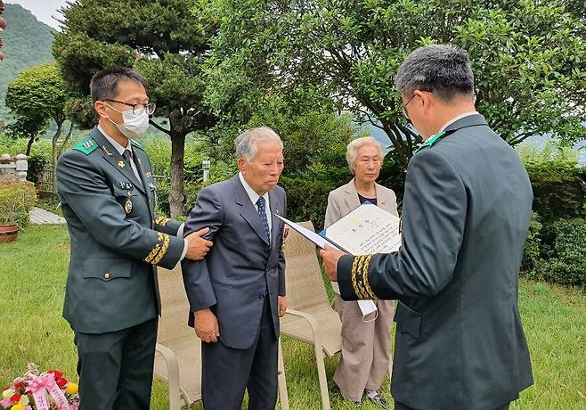 권오근씨 화랑무공훈장 전수 [경남동부보훈지청 제공. 재판매 및 DB 금지]