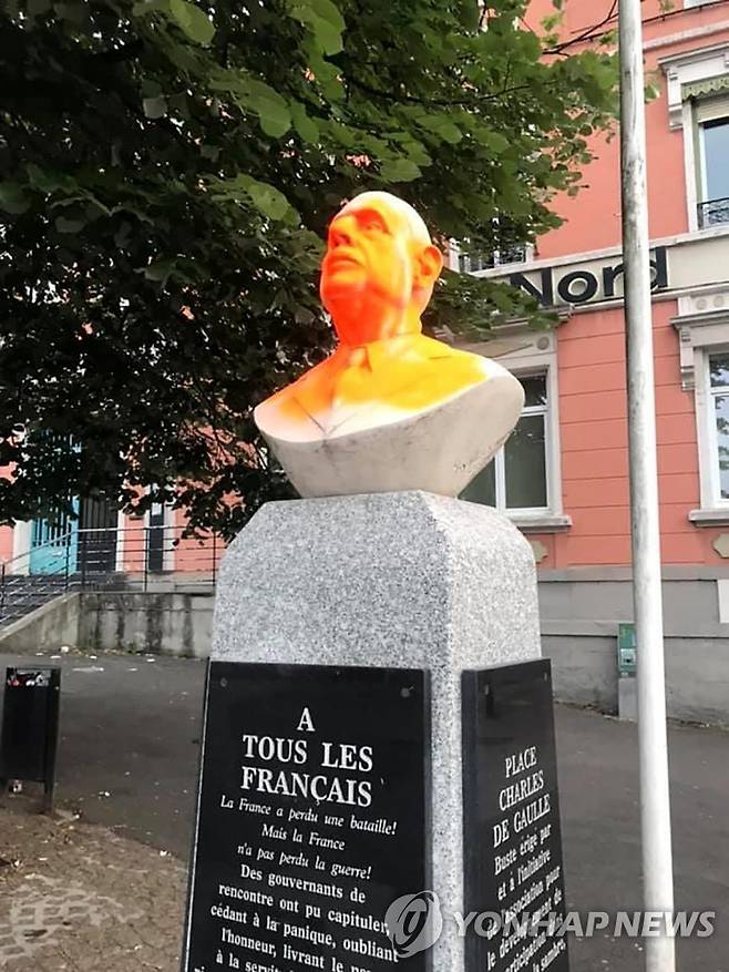 지난 15일 프랑스 북부 오몽의 한 공원에 있는 샤를 드골 흉상이 주황색 페인트로 훼손된 모습. [캉탱 마빌·오드프랑스광역도청·AFP=연합뉴스 자료사진]