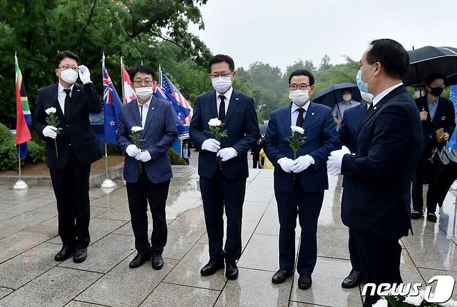 박남춘 인천시장(왼쪽 세번째)이 25일 수봉공원 6.25 참전 인천지구 전적비에서 6.25전쟁 제70주년을 맞아 참배를 하고 있다.(인천시 제공) © 뉴스1