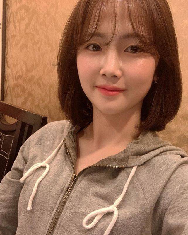 그라운드 밖에서 사복을 입은 여자축구선수 이민아. [사진 이민아 인스타그램]