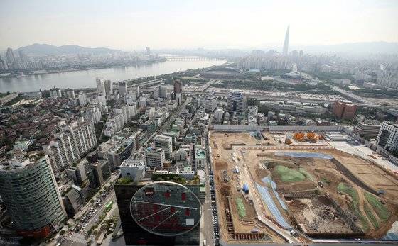 토지거래허가제 시행된 강남구 삼성동과 송파구 잠실동 일대의 모습. 오른쪽 아래가 현대차 글로벌비즈니스센터(GBC) 부지다. ［연합뉴스］