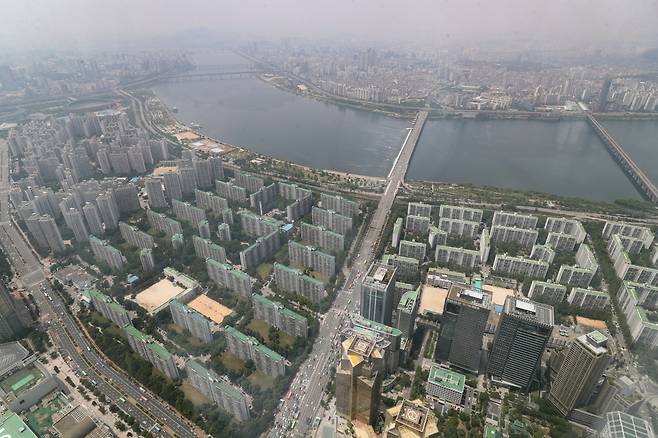 서울 송파구 롯데월드타워 서울 스카이 전망대에서 바라본 아파트 모습. [연합]