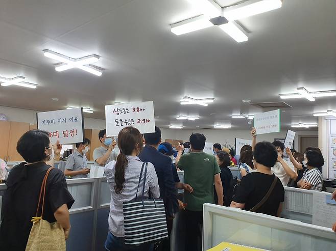 25일 둔촌주공 비대위 측이 서울 강동구 둔촌주공 조합사무실에서 조합장 및 임원진의 전원 해임안을 발의하고 있다. 현장에는 100여명의 조합원이 참석해 피켓시위를 벌였다. [이민경 기자]