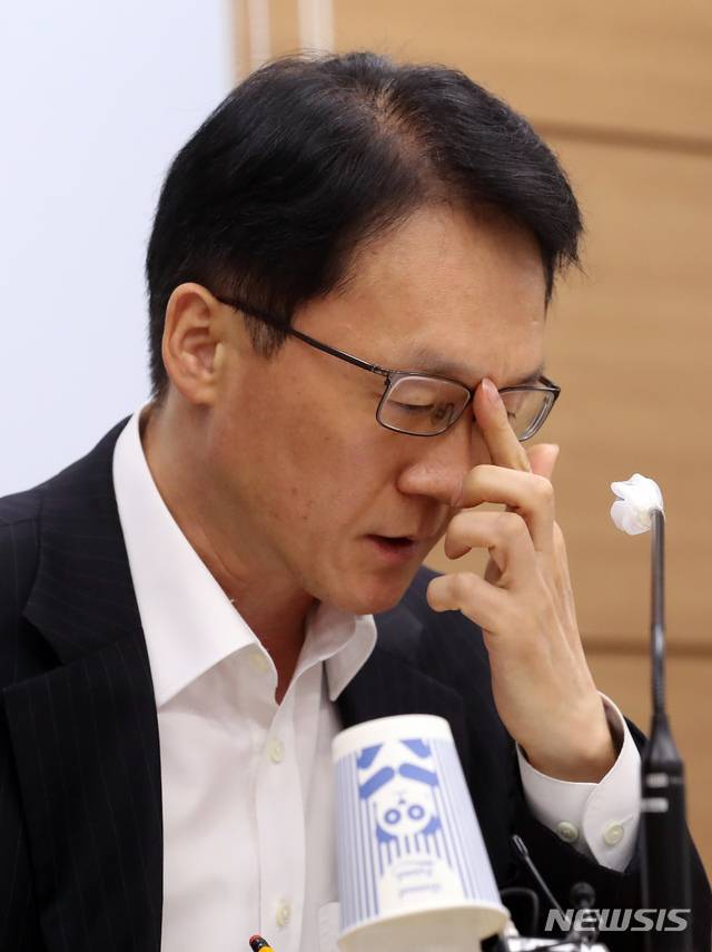 [세종=뉴시스]강종민 기자 = 임재현 기획재정부 세제실장이 지난 24일 정부세종청사에서 금융세제 선진화 추진 방향에 대해 설명하며 안경을 고쳐쓰고 있다. 2020.06.25.  ppkjm@newsis.com