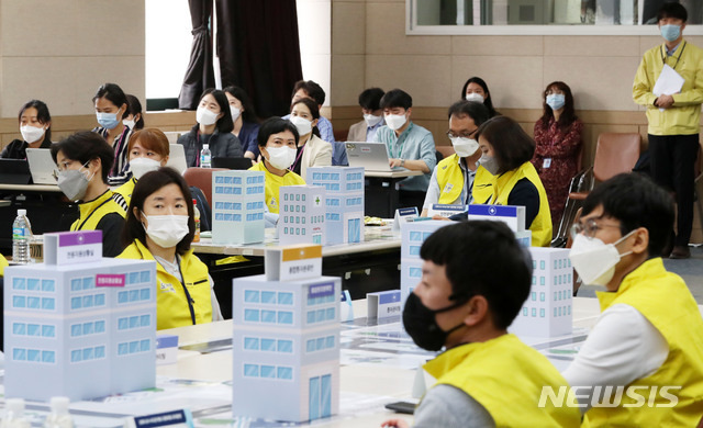 [서울=뉴시스]홍효식 기자 = 지난 5일 오전 서울 중구 국립중앙의료원 연구동에서 열린 '코로나19 수도권 병상 공동대응 모의훈련'에서 참석자들이 자리하고 있다. 2020.06.05. yesphoto@newsis.com