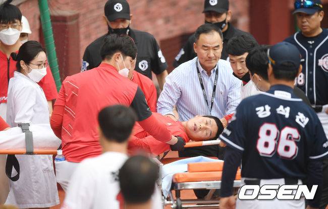 [OSEN=인천, 곽영래 기자]SK 염경엽 감독이 2회초 후 갑자기 쓰러져 구급차로 이송되고 있다. /youngrae@osen.co.kr