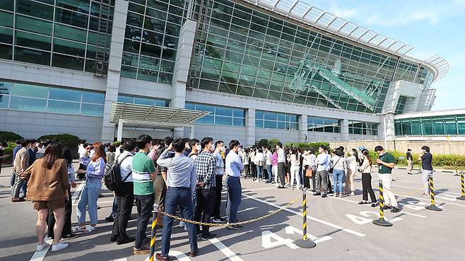 정규직 전환 브리핑 앞둔 구본환 인천국제공항공사 사장에게 항의하기 위해 모여 있는 직원들