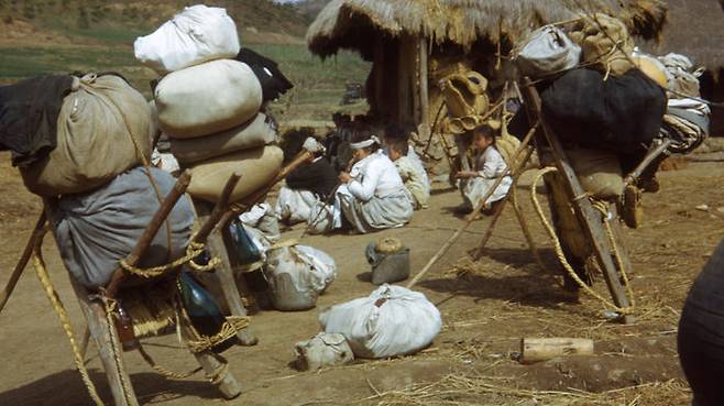 1951년 2월께 피란민 가족이 어느 농가에서 쉬고 있는 모습