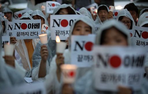 지난해 7월 1일 일본이 한국의 반도체소재 핵심 3품목의 소재 공급을 끊은데 이어 8월 초 수출심사우대국(화이트리스트) 명단에서 한국을 제외하자 수많은 시민들이 모여 아베 정권을 규탄했다. 사진은 '일본대사관 앞 시민 촛불 발언대'에서 참가자들이 구호를 외치는 모습.
