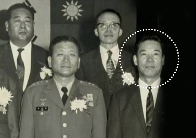 1971년 한국전 참전 화교 종군기장 수여식 사진. 왼쪽부터 유국화(劉國華), 김재명(金在命), 나아통(羅亞通). 원 안이 위서방(魏緖舫)이다. [국가기록원]