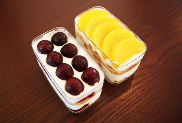 목포 근대역사 거리에는 특색있는 카페와 먹거리 가게가 다수 들어섰다. '가비 1953'의 체리보틀케이크와 황도보틀케이크.