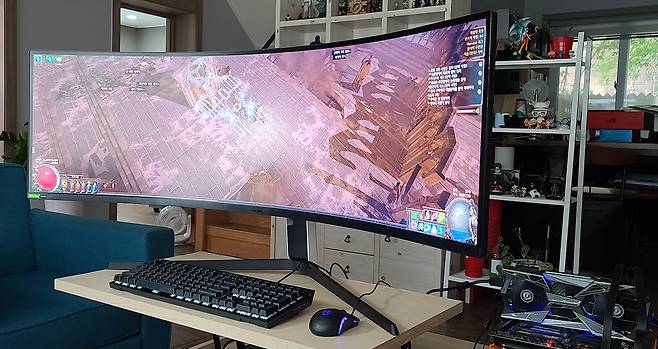 삼성 오디세이 G9 울트라와이드 게이밍 모니터.