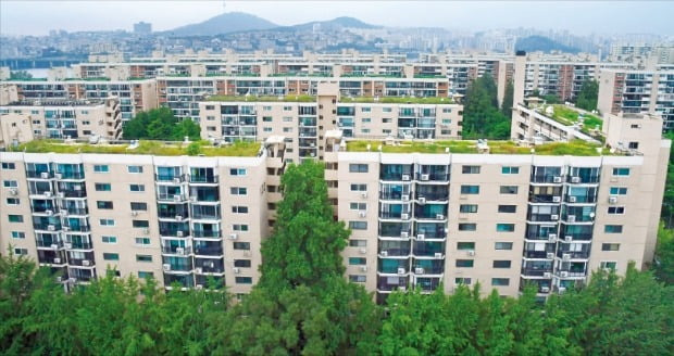 ‘6·17 부동산 대책’ 발표 이후에도 재건축 아파트 가격이 강세를 보이고 있다. 최근 재건축추진준비위원회가 설립된 서울 강남구 압구정신현대(현대 9·11·12차) 아파트.  /김영우 기자 youngwoo@hankyung.com