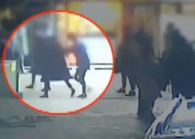 가해자가 피해자를 끌고 가는 장면이 담긴 클럽 인근 CCTV 영상. 채널A '사건상황실'