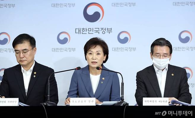 김현미 국토교통부 장관(가운데)이 지난 17일 오전 종로구 정부서울청사 합동브리핑실에서 갭투자 규제 관련 '주택시장 안정을 위한 관리방안'을 발표하고 있다./사진= 이기범 기자