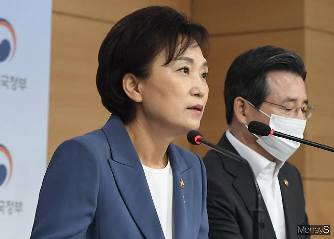 김현미 국토부 장관이 다주택자인 청와대 참모가 집을 팔지 않은 것에 대해 유감의 뜻을 내비쳤다. /사진=장동규 기자