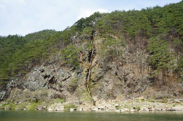 바위산에서 실처럼 흘러내리는 월화폭포는 그 모습이 마치 달이 비치는 밤, 바람에 흔들리는 한 송이 들꽃과 같다 해 월화(月花)란 이름이 지어졌다.