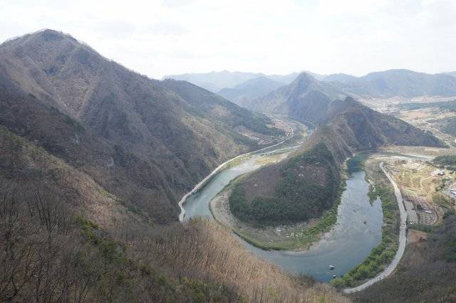 해발 583m의 절벽 끝에 튀어 나온 병방치 스카이워크에서는 투명 유리 아래로 높이 200m의 절벽과 한반도를 닮은 밤섬이 보인다.