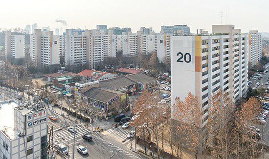 정밀안전진단을 통과해 재건축 궤도에 오른 마포구 성산시영. 재건축부담금 대상 단지로, 앞으로 거주자에 부담금 감면 혜택이 있을지 주목된다.