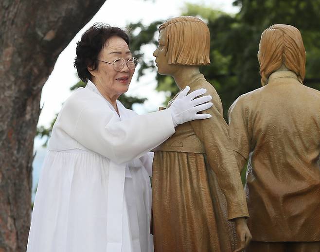 '일본군 위안부 피해자 기림비' 동상 제막식에서 이용수 할머니가 제막된 동상을 어루만지고 있다. 동상은 당당한 모습으로 정면을 응시하며 손을 맞잡은 세 명의 소녀(한국, 중국, 필리핀)와 이들을 바라보는 고(故) 김학순 할머니의 모습을 실물 크기로 표현했다. 김학순 할머니는 위안부 피해 사실을 최초로 공개 증언한 인물이다. 연합뉴스