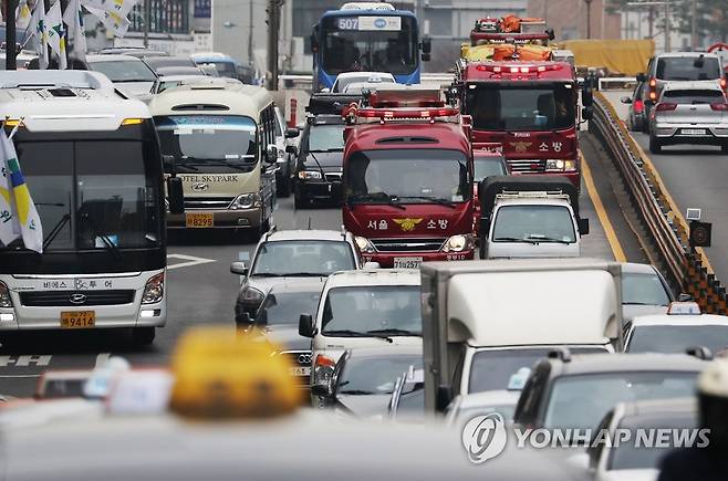 작년 명동 일대에서 열린 소방차 길 터주기 훈련 [연합뉴스 자료사진]