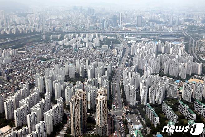 23일부터 서울 송파구 잠실동과 강남구 삼성·대치·청담동에서 토지거래허가제가 시행됐다.. 토지거래허가제는 주거지역에서 18㎡, 상업지역에선 20㎡ 넘는 토지를 살 때 지방자치단체의 허가를 받도록 하는 제도다. 아파트 등 주택은 전세를 낀 거래가 일절 금지되지만 상가 등은 일부 임대가 허용된다. 사진은 이날 서울 송파구 잠실과 강남구 삼성동, 대치동 일대 모습. 2020.6.23/뉴스1 © News1 이광호 기자