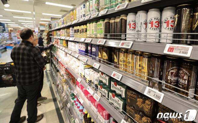 (서울=뉴스1) 성동훈 기자 = 7일 오후 서울 시내의 한 대형마트에 수입맥주가 진열돼 있다.   일본 맥주 수입액이 사실상 중단 수준으로 떨어졌다. 지난 4일 관세청에 따르면 지난 9월(잠정치) 일본 맥주 수입액은 6,000달러에 그쳤다. 이는 지난해의 0.1% 수준으로 일본 맥주는 불매 운동 이후 수입 맥주 국가 순위 1위에서 28위로 추락했다. 2019.10.7/뉴스1