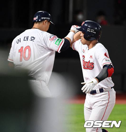[OSEN=부산, 지형준 기자]6회말 1사에서 롯데 전준우가 솔로포를 날리고 이대호와 기뻐하고 있다. /jpnews@osen.co.kr