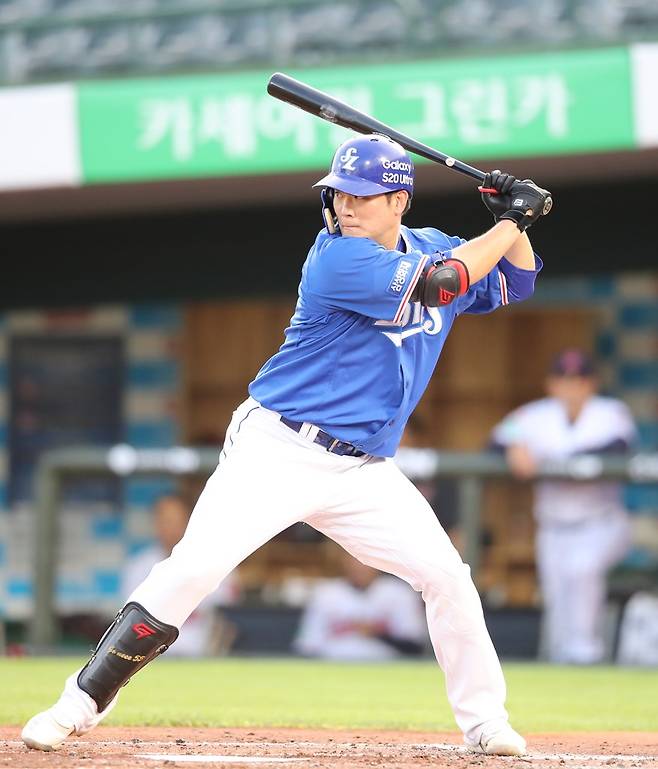 ▲ 삼성 이성곤이 26일 사직 롯데전에서 프로 데뷔 후 첫 홈런을 때려내고 있다. ⓒ삼성 라이온즈