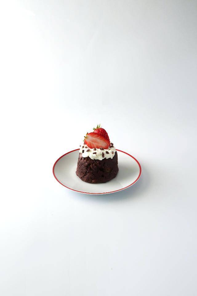 밀가루 대신 고소한 오트밀과 식이섬유, 폴리페놀, 비타민이 풍부한 서양자두 푸룬으로 만든 '머그컵브라우니'. 비에이블 제공