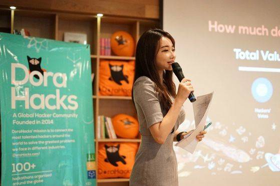 김가현 뉴즈 대표는 2018년 10월 서울 강남 패스트파이브 삼성 2호점에서 열린 글로벌 해커톤 '도라핵스'를 진행했다.