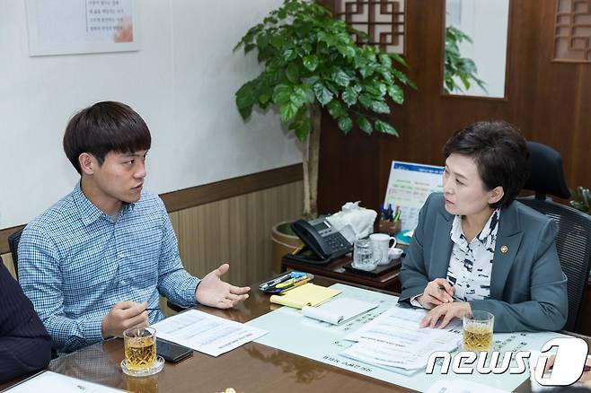 김현미 국토교통부 장관이 2018년 10월 25일 세종시 정부세종청사 국토교통부 집무실에서 청년 주거지원 단체 관계자 및 대학생을 직접 만나 의견을 청취하고, 교육부, 지자체 등 관련기관과 '청년 주거공간 확충을 위한 간담회'를 하고 있다. (국토교통부 제공) 2018.10.25/뉴스1