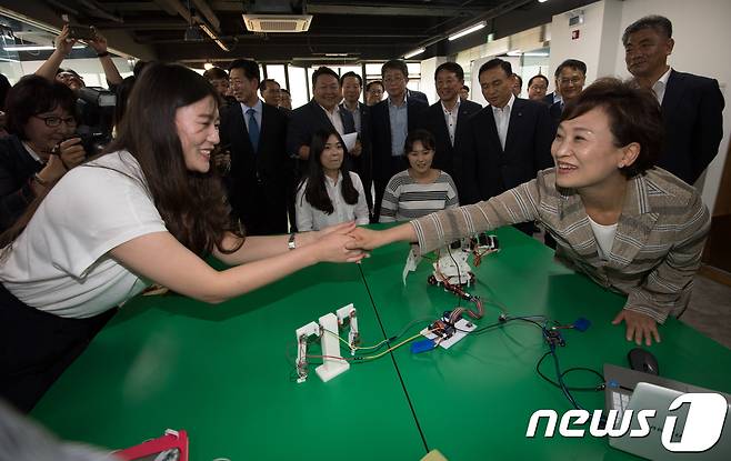 김현미 국토교통부 장관이 13일 천안시 동남구 도시창조두드림센터를 현장방문해 로봇기술을 연구하는 청년들을 만나 격려하고 있다. 2017.7.13/뉴스1 © News1 성동훈 기자