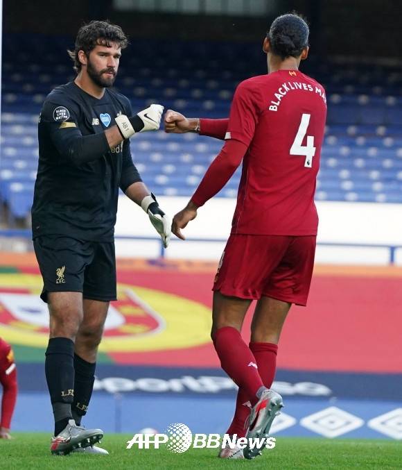 리버풀 수비를 혁신적으로 바꿔놓은 알리송과 반 다이크. ⓒAFPBBNews = News1