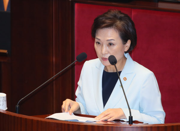 김현미 국토교통부 장관이 30일 국회에서 열린 예산결산특별위원회 전체회의에서 3차 추경안 편성과 관련해 부처의 기금운용변경안에 대해 제안설명하고 있다. /연합뉴스