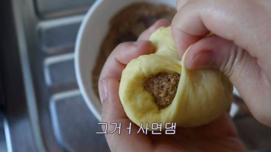 아무 글자나 보내도 찰떡 같이 알아듣는 친구와의 카카오톡 대화 같은 〈먹어볼래〉의 자막. 예쁜 폰트를 사용하지 않고 기본 설정되어 있는 듯한 굴림체를 무성의하게 사용한 덕분에 B급 감성이 더 돋보입니다.