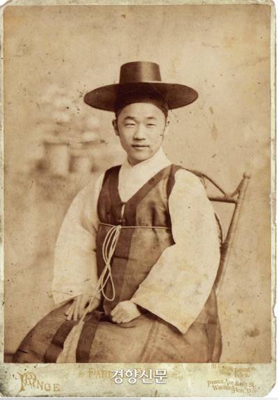 육영공원 출신인 장봉환은 주미조선공사관 서기관으로 영어 장기를 발휘한 다음 대한제국 군악대와 협률사(최초의 극장) 창설을 주도했으며, 1905년 을사늑약 이후 의병봉기를 도모했다. 장봉환은 1907년 모든 관직에서 물러나 낙향했다. |개인소장