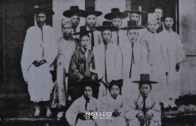 배재학당의 개교직후인 1885~86년 사이 학생들의 모습. 고종은 학교에 ‘배재학당’의 현판을 내려주며 특이 영어교육을 지원해주었다.|경향신문 자료