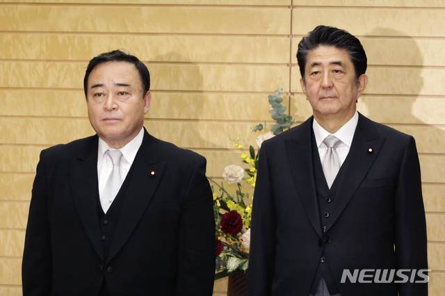 【도쿄=AP/뉴시스】가지야마 히로시(왼쪽) 일본 경제산업상이 지난해 12월 25일 도쿄 총리 공관에서 아베 신조 총리와 함께 포즈를 취하고 있다.  2019.10.25.