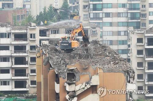 2019년 8월 철거 공사 중이던 서울 강동구 둔촌주공 아파트 [연합뉴스 자료사진]