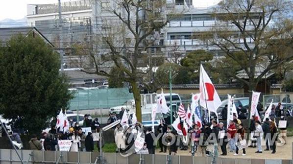 조선학교 앞 난동 피우는 日 극우단체 2010년 일본 교토 조선학교 앞에서 재특회가 벌인 헤이트스피치 가두 시위. [연합뉴스 자료사진]