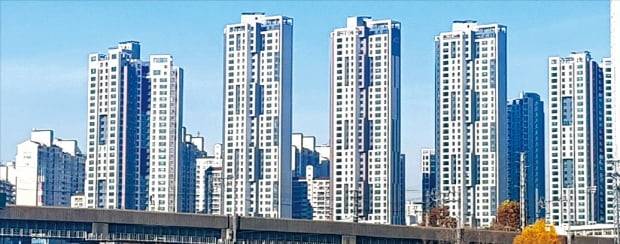서울 ‘마용성(마포·용산·성동구)’에서 대출이 되지 않는 15억원 초과 아파트 거래가 다시 살아나고 있다. 서울 성동구 ‘서울숲리버뷰자이’.  한경DB